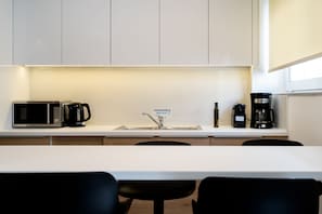 Appartamento Design | Cucina privata | Frigorifero, microonde, forno, piano cottura