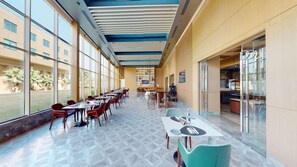 Se sirven desayunos, almuerzos y cenas; cocina local e internacional