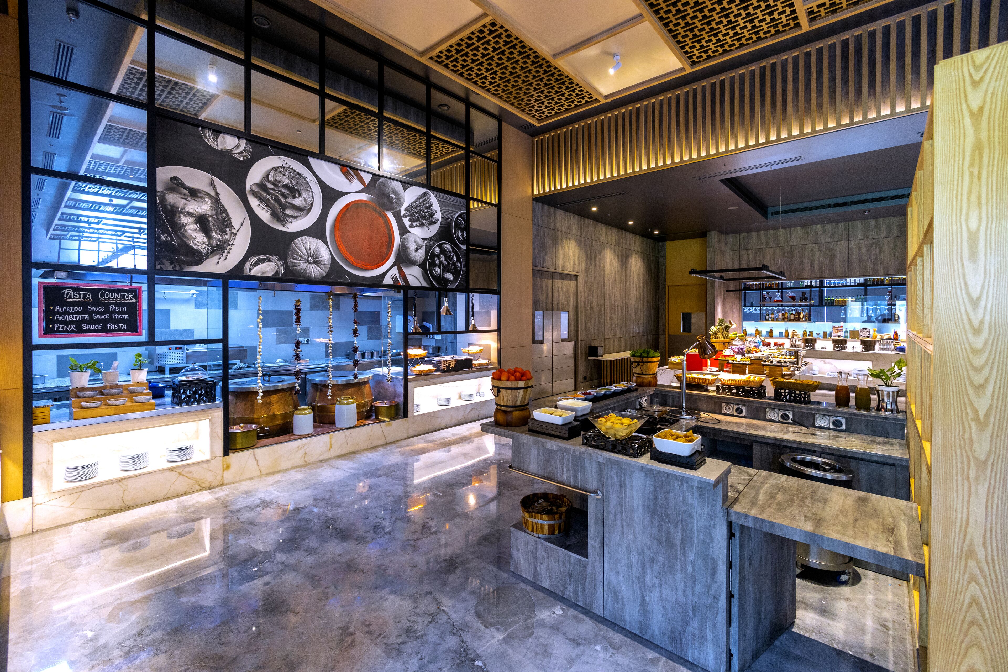 Se sirven desayunos, almuerzos y cenas; cocina local e internacional