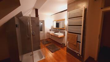 Badewanne, Handtücher, Toilettenpapier