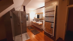 Bathtub, towels, toilet paper - Forester's lodge in an absolutely secluded location in the middle of the beautiful Südheide (Bergen)