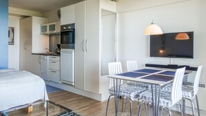 A compact living space with a kitchenette, dining area, and a bed. - Cozy apartment in Allinge with WiFi (Allinge)