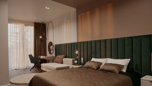 Una habitación de hotel moderna con una cama grande, un escritorio y una silla.