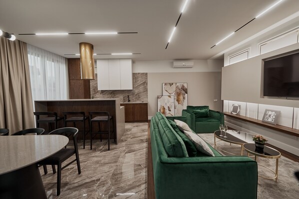 奢華公寓, 2 間臥室, 城市景觀, 行政樓層 | 起居區 | 80-吋平面電視、數位頻道、電視、串流服務