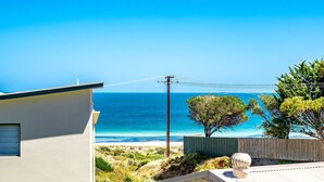 Uma casa moderna com vista para o oceano.