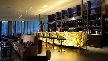 2 bars/lounges