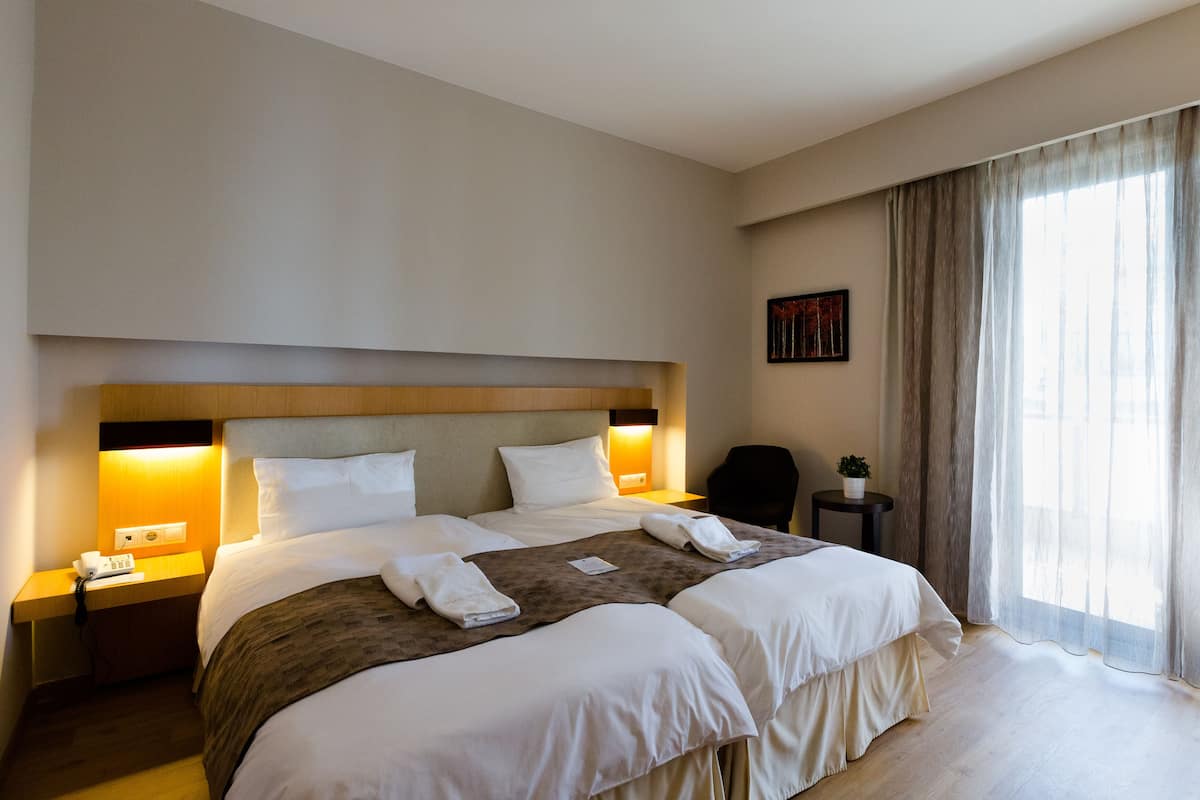 Seprai premium, selimut bulu angsa, minibar, dan brankas