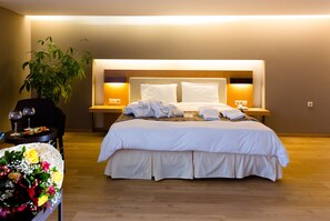 Habitació doble o amb dos llits individuals | Roba de llit d'alta qualitat, cobrellits i minibar 