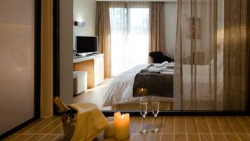 Ropa de cama de alta calidad, cubrecamas y minibar
