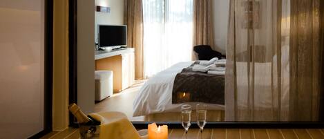 Deluxe Double Room | Sengetøy av topp kvalitet, dundyner, minibar og safe på rommet