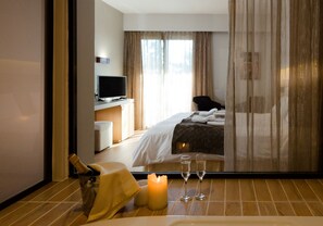 Deluxe Double Room | Ylelliset vuodevaatteet, untuvapeitot, minibaari, tallelokero huoneessa