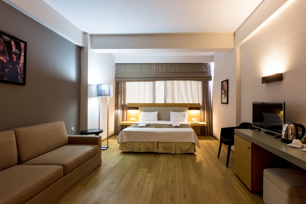 Kamar Triple, 1 kamar tidur, pemandangan kota | Seprai premium, selimut bulu angsa, minibar, dan brankas