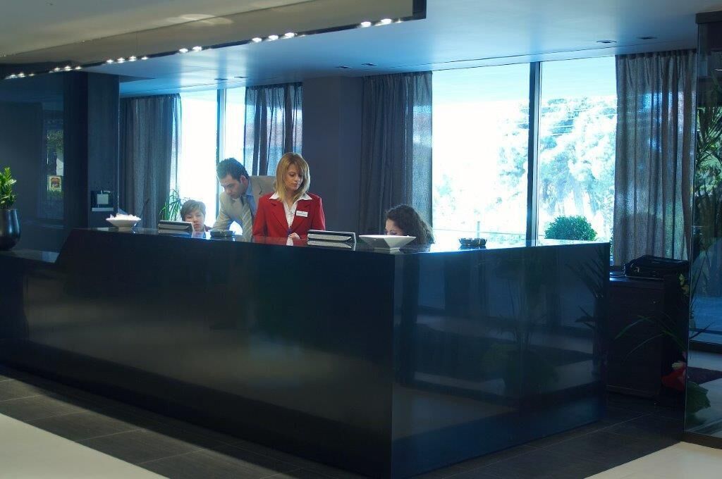 Una recepción de diseño moderno, con amplios ventanales y vistas al exterior.