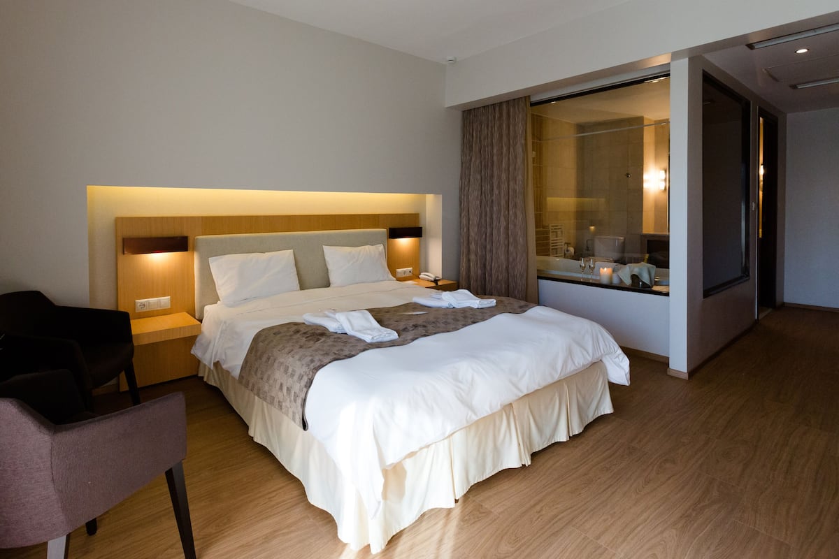 Deluxe Double Room | Seprai premium, selimut bulu angsa, minibar, dan brankas