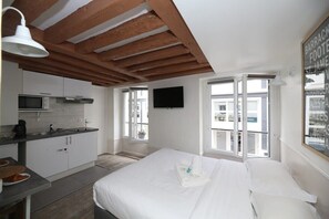 Iron/ironing board, WiFi, bed sheets