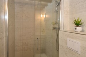 Shower, hair dryer, towels - Studio parisien 20m2 en face du musee Grevin - 2P (Paris)