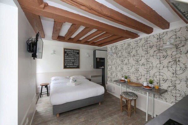 Iron/ironing board, WiFi, bed sheets