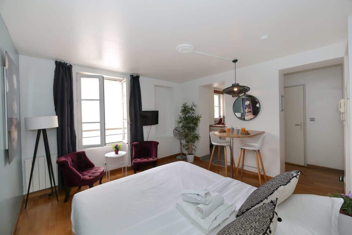 Iron/ironing board, WiFi, bed sheets