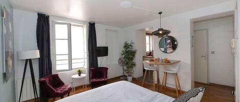 Tabla de planchar con plancha, wifi y ropa de cama