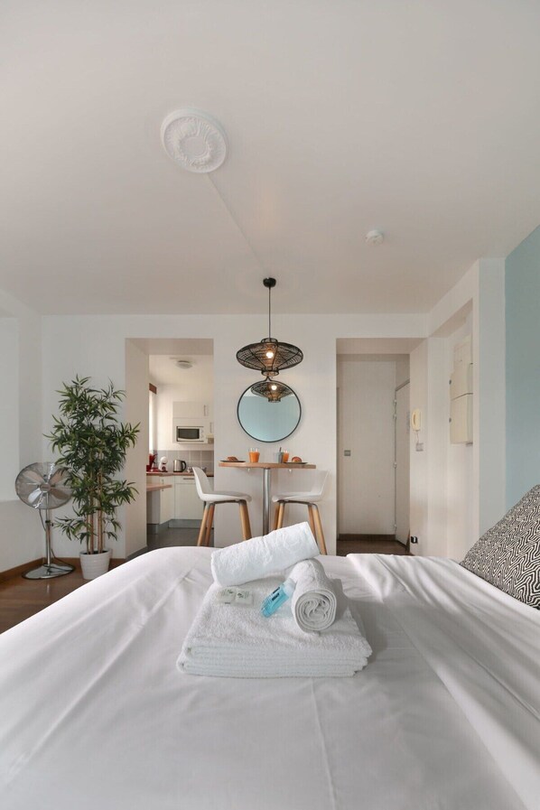 Iron/ironing board, WiFi, bed sheets