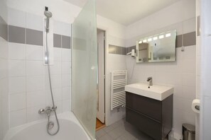 Shower, hair dryer, towels