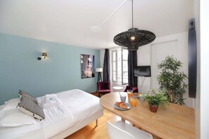 Iron/ironing board, WiFi, bed sheets