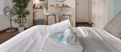 Tabla de planchar con plancha, wifi y ropa de cama