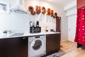 Réfrigérateur, micro-ondes, plaque de cuisson, cafetiÚre/bouilloire