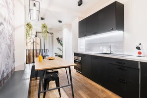 Réfrigérateur, micro-ondes, four, plaque de cuisson