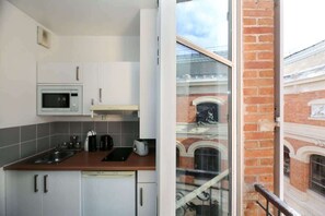 Kühlschrank, Mikrowelle, Herdplatte, Wasserkocher mit Kaffee-/Teezubehör