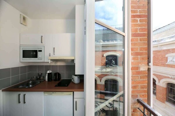 Fridge, microwave, stovetop, coffee/tea maker