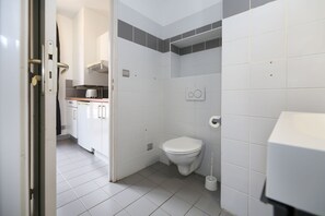 Shower, hair dryer, towels, shampoo