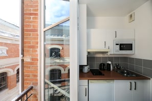 Coffee/tea maker, fridge, microwave, stovetop