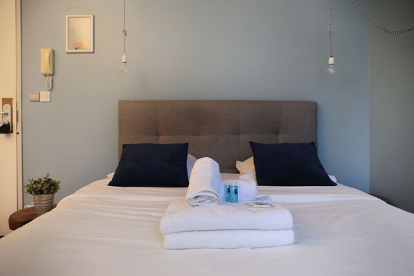 Iron/ironing board, WiFi, bed sheets