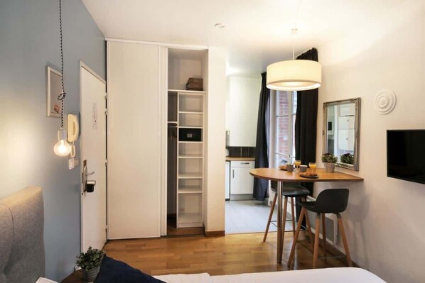 Iron/ironing board, WiFi, bed sheets