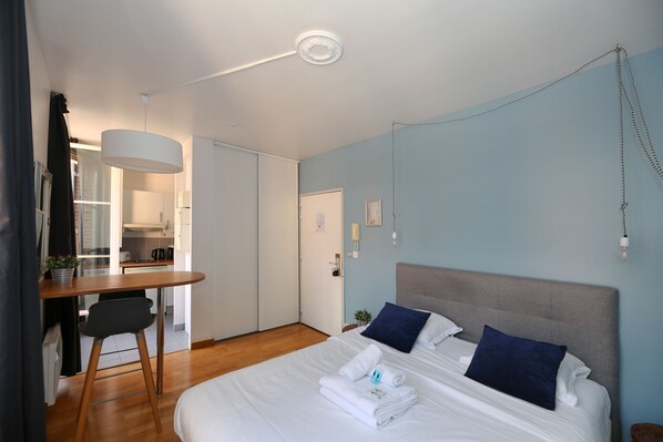 Iron/ironing board, WiFi, bed sheets