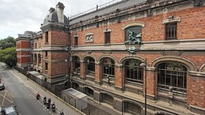 Un edificio histórico con ventanas arqueadas y una fachada clásica.