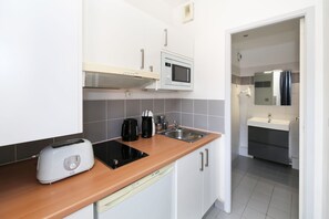 Coffee/tea maker, fridge, microwave, stovetop