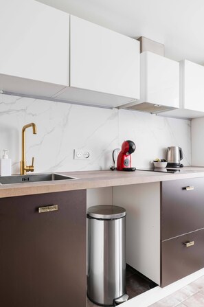 Kjøleskap, mikrobølgeovn, ovn og kokeplater