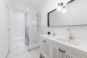Shower, eco-friendly toiletries, hair dryer, towels - "Confortable" appartement équipé Sacre cœur - 4P (Paris)