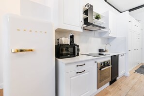 ثلاجة، ميكروويف، فرن، موقد طهي مسطح