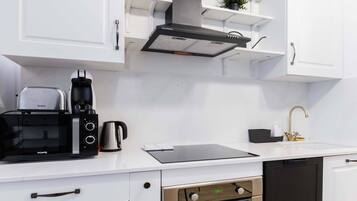 Een koelkast, een microgolfoven, een oven, een kookplaat