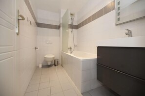 Suihku, hiustenkuivaaja, pyyhkeet