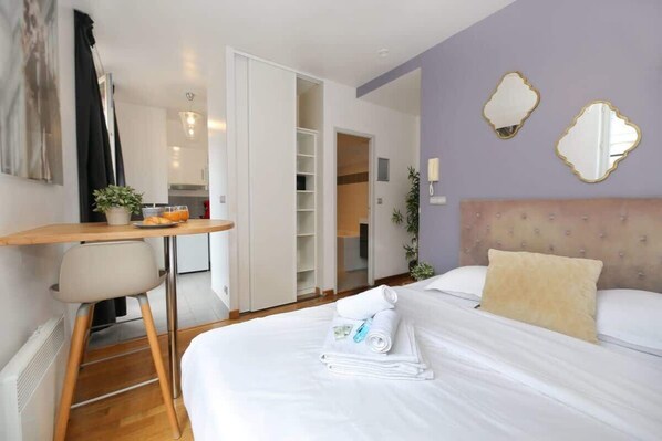 Silitysrauta/-lauta, Wi-Fi, vuodevaatteet