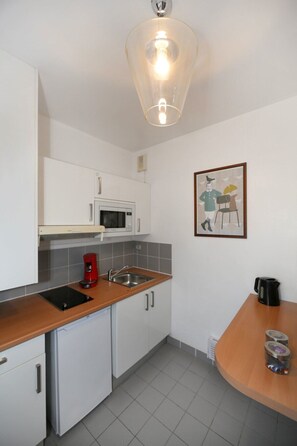 Réfrigérateur, micro-ondes, plaque de cuisson, cafetière/bouilloire