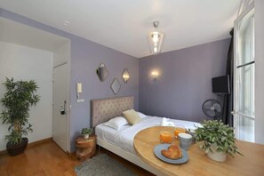 Silitysrauta/-lauta, Wi-Fi, vuodevaatteet