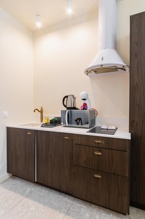 Geladeira, micro-ondas, cooktop, cafeteira/chaleira