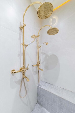 Douche, sèche-cheveux, serviettes fournies, shampoing