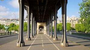 A pedestrian bridge with a clear view of the cityscape in the background. - Paris 15ème: Studio Cosy près Tour Eiffel (Paris)