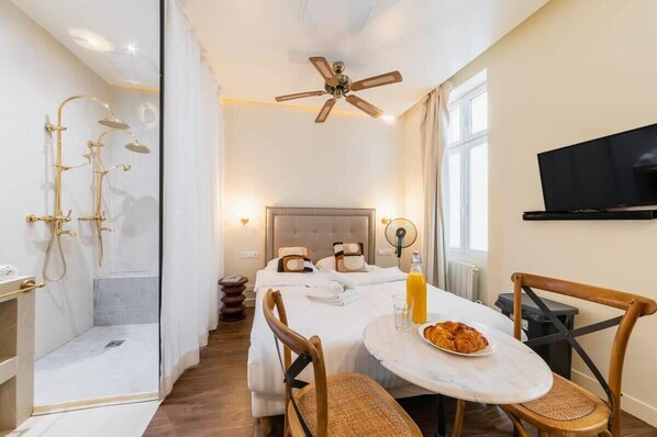 Iron/ironing board, WiFi, bed sheets